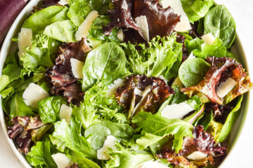 Fresh mixed greens salad